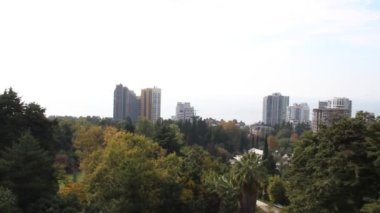 Soçi şehrinin güzel panoramik manzarası tepeden.