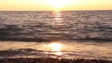 Water Sunset Video. Sunset Beach Arkaplanı. Akşamüstü güneş batarken denizin dalgaları. Gün batımı dalgaları ve denizin muhteşem manzarası..