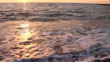 Water Sunset Video. Sunset Beach Arkaplanı. Akşamüstü güneş batarken denizin dalgaları. Gün batımı dalgaları ve denizin muhteşem manzarası..