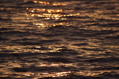 Sunset Beach Arkaplanı. Akşamüstü güneş batarken denizin dalgaları. Gün batımı dalgaları ve denizin muhteşem manzarası.