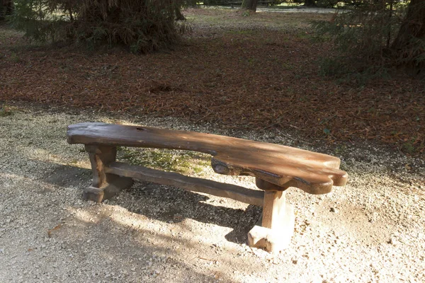 Banco de madera en el Parque en la naturaleza. Buen lugar para alojarse — Foto de Stock