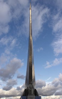 Rusya, Moskova, Ekim 2019: Uzay Anıtı 'nın fatihleri, Sovyet halkının dış uzayı keşfetmedeki başarılarının anısına kuruldu