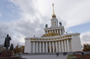 Rusya, Moskova, Ekim 2019: Tüm Rus sergi merkezlerinin Vdnh Park ana pavyonu