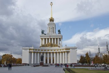 Rusya, Moskova, Ekim 2019: Tüm Rus sergi merkezlerinin Vdnh Park ana pavyonu