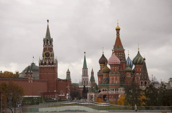 Russland, moskau, oktober 2019: spasskaja uhrturm an der mauer von kremlin — Stockfoto