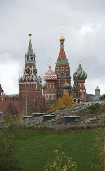 Rusia, Moscú, octubre de 2019: Torre del reloj Spasskaya en la pared del Kremlin — Foto de Stock