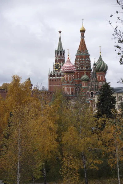 Russland, moskau, oktober 2019: spasskaja uhrturm an der mauer von kremlin — Stockfoto