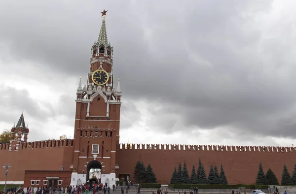 Russland, moskau, oktober 2019: spasskaja uhrturm an der mauer von kremlin — Stockfoto