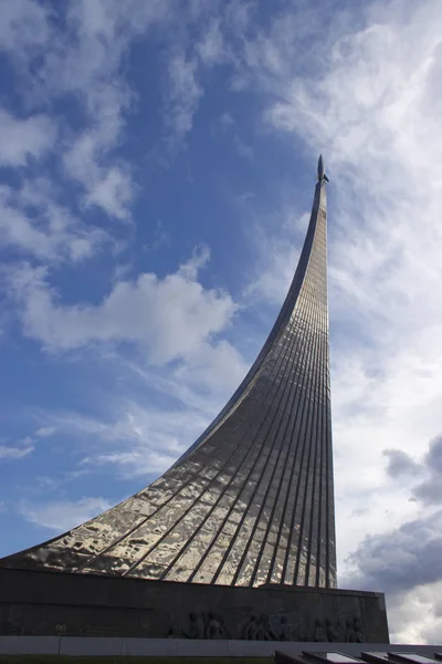 Rusia, Moscú, octubre de 2019: Conquistadores del monumento espacial, establecidos en memoria de los logros del pueblo soviético en la exploración del espacio exterior — Foto de Stock