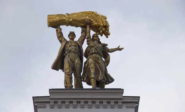 Russland, moskau, oktober 2019: bogen des haupteingangs des vdnh und architektonische installation zum 80. jubiläum des vdnh. — Stockfoto