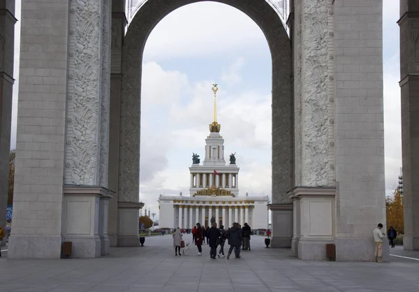 Russland, moskau, oktober 2019: bogen des haupteingangs des vdnh und architektonische installation zum 80. jubiläum des vdnh. — Stockfoto
