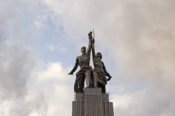 Rusia, Moscú, octubre de 2019: Famosa trabajadora del monumento soviético y mujer Koljóz (Granja Colectiva) de la escultora Vera Mukhina — Foto de Stock