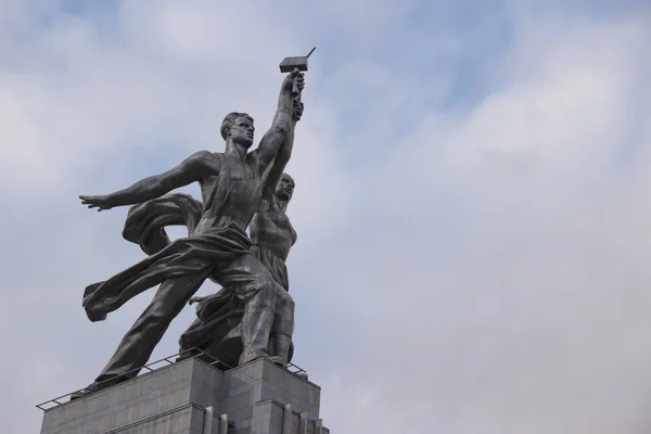 Rusia, Moscú, octubre de 2019: Famosa trabajadora del monumento soviético y mujer Koljóz (Granja Colectiva) de la escultora Vera Mukhina — Foto de Stock