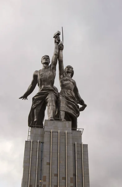 Rosja, Moskwa, październik 2019: Słynny radziecki pomnik robotnik i kobieta z kołchozu rzeźbiarka Vera Mukhina — Zdjęcie stockowe