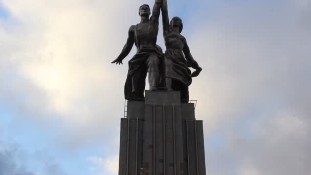 Rusia, Moscú, octubre de 2019: Famosa trabajadora del monumento soviético y mujer Koljóz (Granja Colectiva) de la escultora Vera Mukhina . — Vídeos de Stock