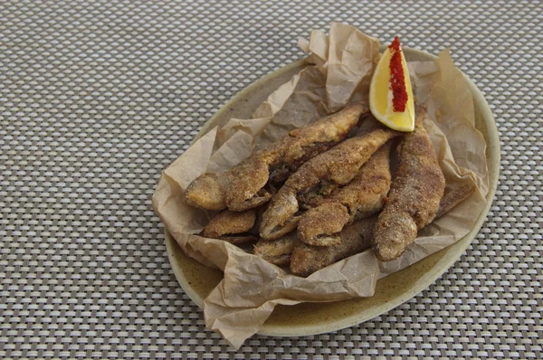 Stekt surmulett på bordet. fisk stekt i maismel, servert med sitron – stockfoto
