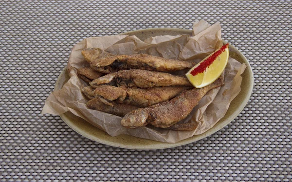 油炸面团放在桌上。 用玉米面煎的鱼，配柠檬 — 图库照片