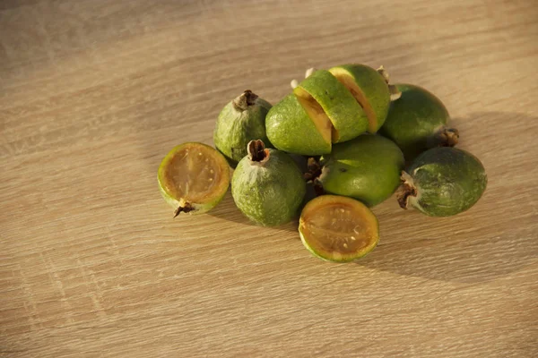 Frische Feijoa-Früchte auf einem Holztisch bei Tageslicht — Stockfoto