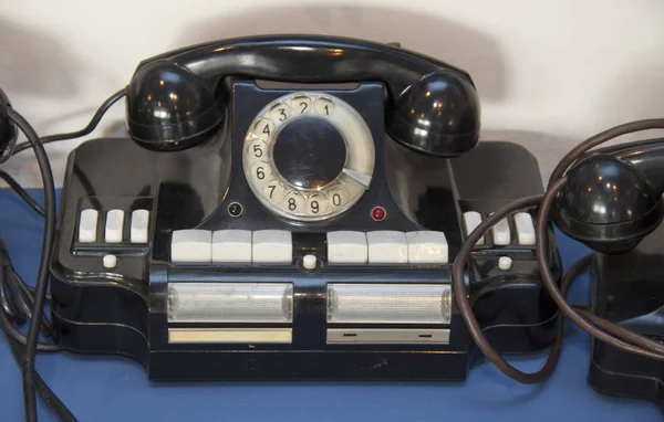 Schwarzes antikes Telefon. altes Telefon auf dem Schreibtisch. — Stockfoto