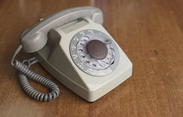 Altes Telefon auf Holztisch — Stockfoto