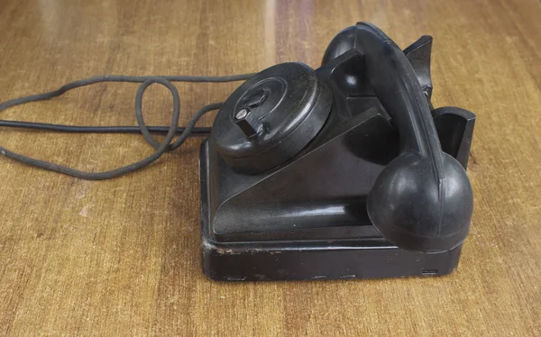 Stary telefon na drewnianym biurku — Zdjęcie stockowe