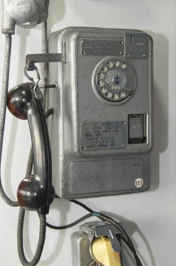 Rusya, Krasnoyarsk, Aralık 2019: Duvardaki eski ankesörlü telefon