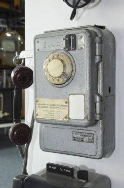 Rusya, Krasnoyarsk, Aralık 2019: Duvardaki eski ankesörlü telefon