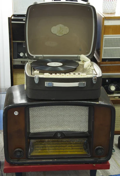Rusia, Krasnoyarsk, diciembre 2019: vintage vinyl record player — Foto de Stock
