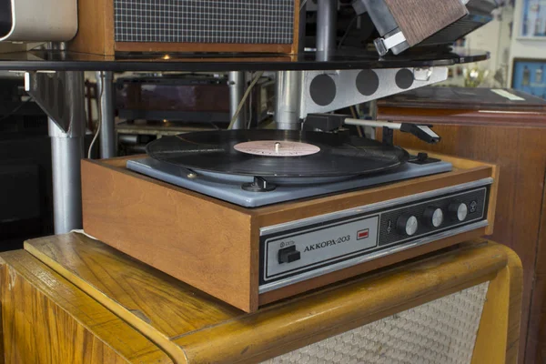 Russia, Krasnoyarsk, December 2019: vintage vinyl record player — Stock Photo, Image