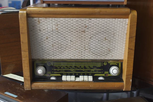 Russia, krasnoyarsk, December 2019: vintage radio in a wood case — 스톡 사진