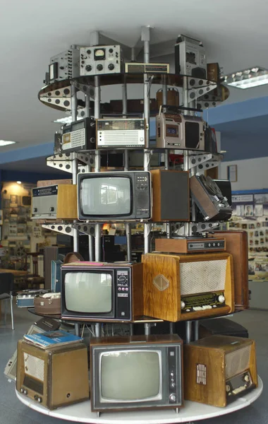 Rússia, Krasnoyarsk, dezembro de 2019: tecnologia do passado, muitas TVs e rádios antigos — Fotografia de Stock