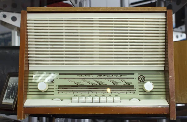 Rosja, Krasnojarsk, grudzień 2019: radio vintage w drewnianym etui — Zdjęcie stockowe