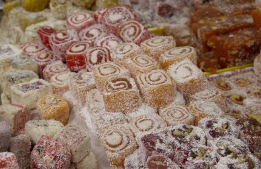 Türklerin çeşitli geleneksel zevkleri. Geleneksel tatlılar, İşaretli tezgahta rahat lukum