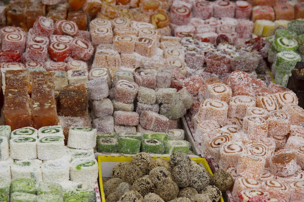 Разнообразный традиционный турецкий восторг. традиционные сладости, рахат лукум в прилавок в марке
