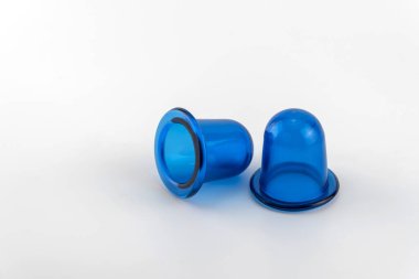 Beyaz arka plan üzerinde vücut için izole antiselülit vakum silikon bankalar.