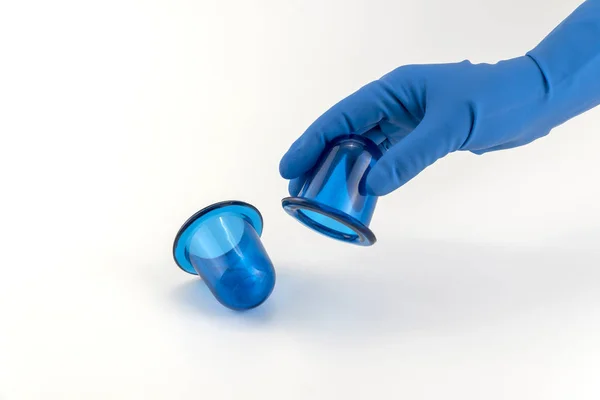 Kéz az orvosi kesztyű tartó kék anti-cellulit vákuum szilikon test befőttesüvegek — Stock Fotó