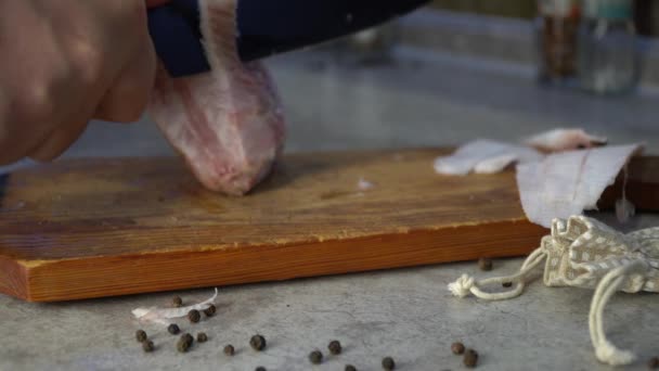 Ostrym Nożem Drewnianej Desce Tniemy Warstwy Świeżych Mrożonych Ryb — Wideo stockowe