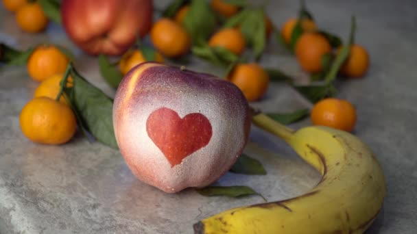Apfel Mit Herz Und Anderen Früchten Auf Dem Tisch Thema — Stockvideo