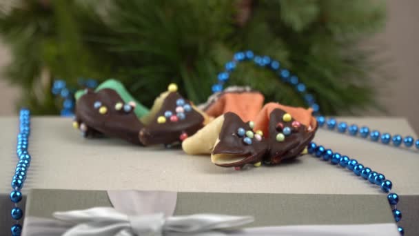 Op een doos zelfgemaakte kerstkoekjes met vulling, bedekt met chocolade — Stockvideo