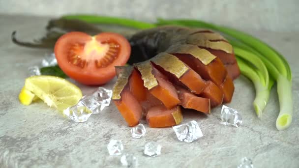 Appetizing smoked fish on the table. tomato and onion are added to the appetizer, decorated with pieces of ice. — Stock Footage Appetizing Smoked Fish Table Tomato Onion Added Appetizer Decorated Pieces Royalty Free Stock Video