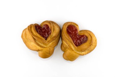 Kalp şeklinde çörekler, beyaz bir arka planda