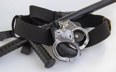 Gerçek polis kelepçeleri beyaz arka planda izole edilmiş çanta ve kemer.