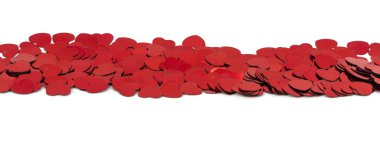 Beyaz arka planda kalp şeklinde dağınık konfeti. Romantik Dağılmış Kalpler Dokusu.