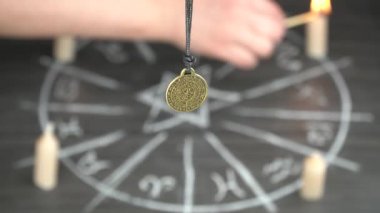 Avucunun içindeki kehanet tılsımı büyünün arka planında. Paralel dünyalarla bilgi alışverişinde ve geleceği tahmin etmede yardımcı olur..