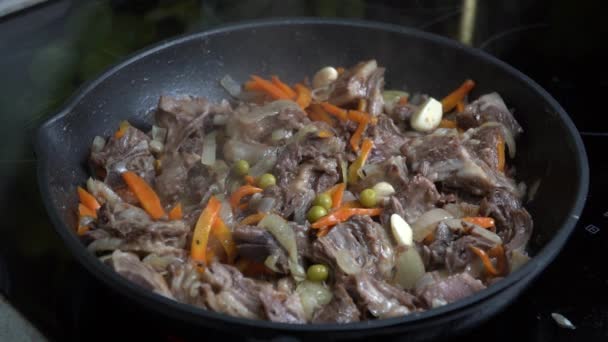 Revuelva en la sartén deliciosa carne frita con verduras — Vídeos de Stock