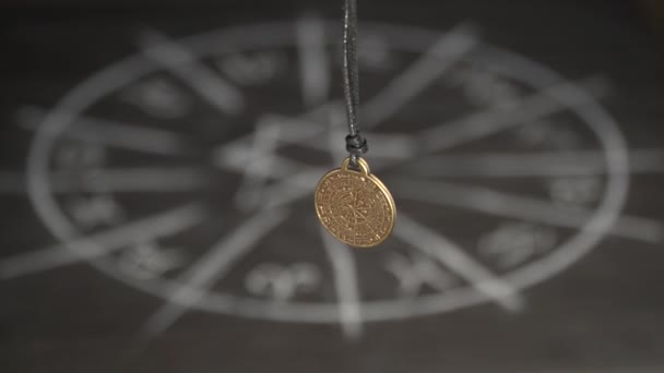 Amulet předpovědí v dlani ruky na pozadí magie. pomáhá při výměně informací s paralelními světy a předvídání budoucnosti, slouží k rozvoji intuice. — Stock video