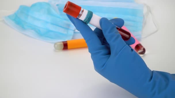 Muestra Sangre Mano Tubo Vacío Resultado Positivo Prueba Para Coronavirus — Vídeo de stock