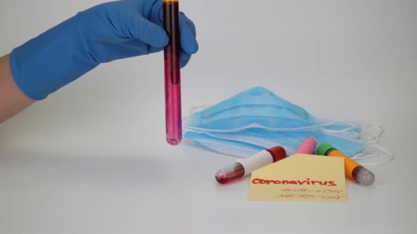 Mão Segurando Amostra Sangue Tubo Vácuo Resultado Positivo Teste Para — Vídeo de Stock