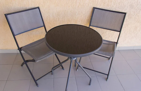 Skleněný stůl a skládací židle pro relaxaci — Stock fotografie