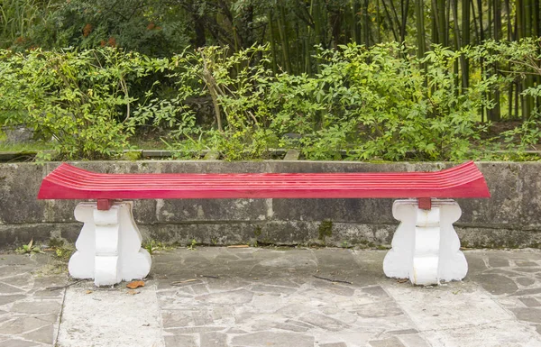 Bench in the city Park is made in the Chinese style — 图库照片